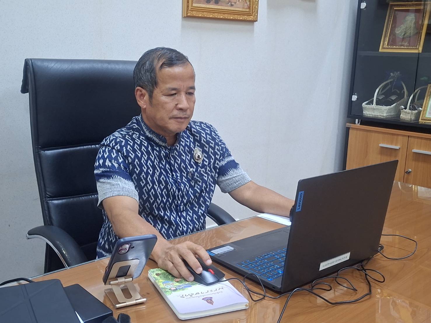 title - ผู้ตรวจราชการ ส.ป.ก. ร่วมประชุมคณะทำงานสรรหาปราชญ์เกษตรของแผ่นดินระดับเขต ประจำปี 2570 เขตตรวจราชการที่ 9 ผ่านระบบประชุมทางไกลออนไลน์ โดย Application Zoom Meeting